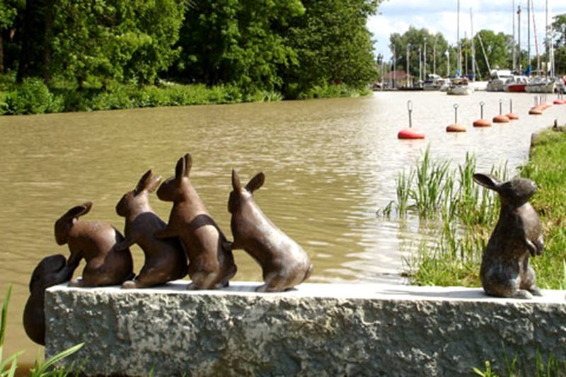 Lovely-antique-bronze-rabbit garden-statue-for-river-decor